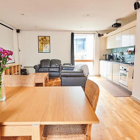 Bright 2 Bedroom Flat In Old Street With Balcony Лондон Екстериор снимка